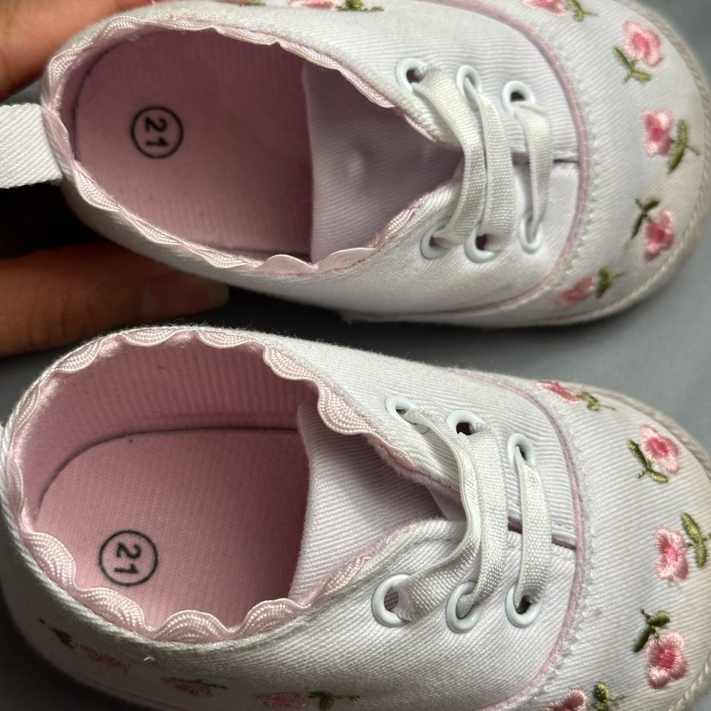 🌺 BUNDLE OF 4 ITEMS FOR $20 🍒
Baby Walker Shoes with Floral Design - Picture 10 of 11